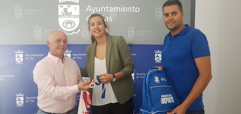Tías felicita a Carolina Mateo por su medalla de plata en el Campeonato de Europa de Baloncesto U18