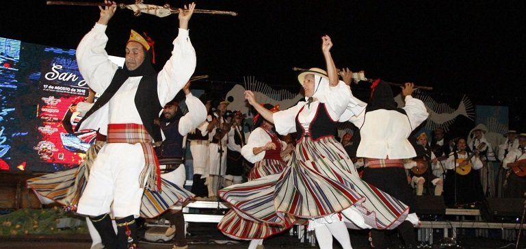 El Charco vivió la noche más tradicional de las fiestas con el XXV Festival Folklórico San Ginés