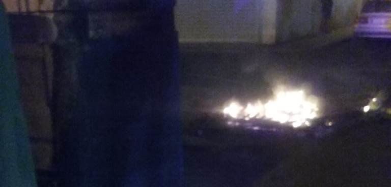Los bomberos apagan un colchón ardiendo en mitad de una calle en Arrecife