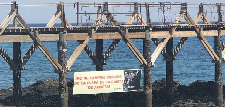 Arrieta se moviliza con pancartas y mensajes contra el camping que prevé el PIOT en La Garita