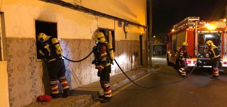 Atendida una mujer por inhalación de humo en un incendio en una casa ...