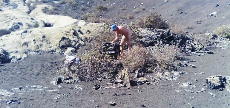 Denuncia la presencia de un turista desnudo destrozando una colada volcánica junto a Timanfaya
