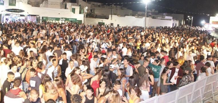 Multitudinaria noche de fiesta en Caleta de Famara