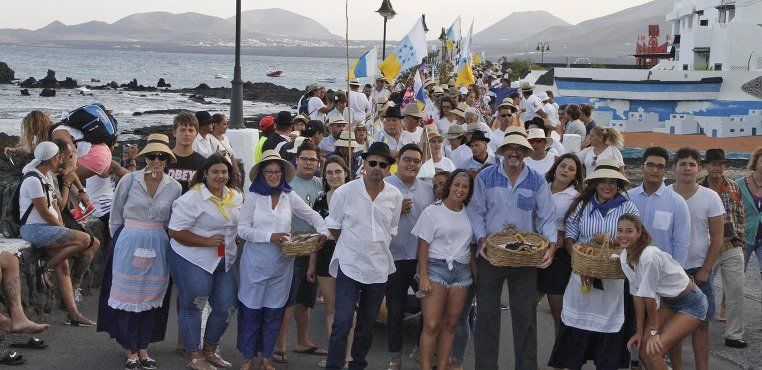 Punta Mujeres se echó a la calle en una de las romerías más participativas