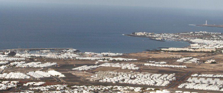 Vista aérea de la localidad de Playa Blanca, en el municipio de Yaiza