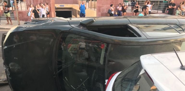 Vuelca un vehículo en el centro de Arrecife tras colisionar con otro coche