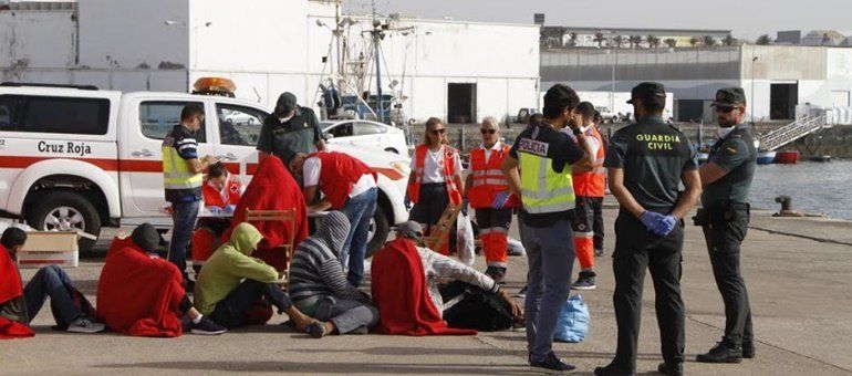 Dos de los inmigrantes de la patera interceptada al norte de La Graciosa, trasladados al hospital