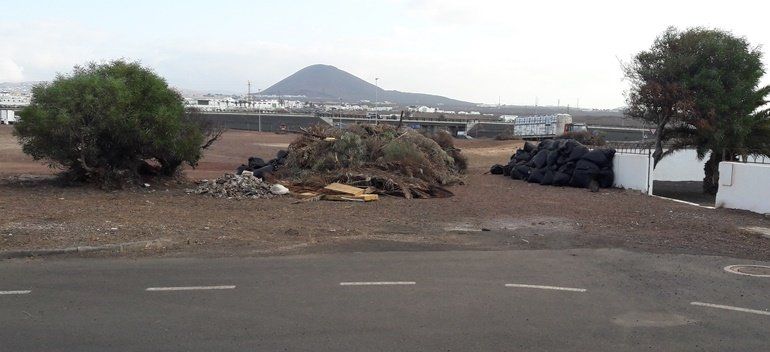 El Cabildo retira cerca de 20 toneladas de residuos del barrio de Tinasoria