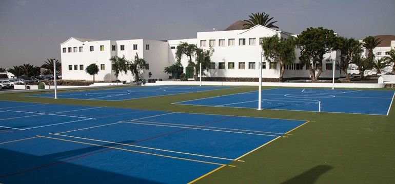 San Bartolomé moderniza las canchas deportivas de los colegios del municipio
