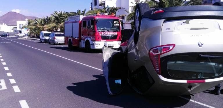 Tres heridos en el vuelco de otro vehículo en Costa Teguise