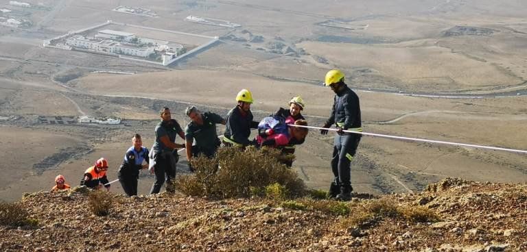 Los bomberos rescatan a un chico de 17 años de una montaña frente al IES de Yaiza