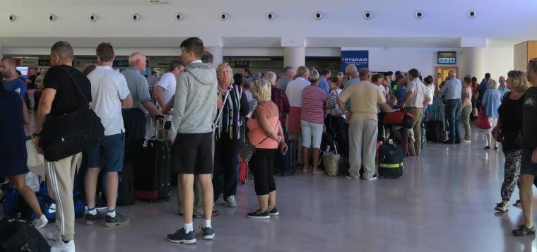 Caos y vuelos cancelados en el aeropuerto de Lanzarote por la huelga de Ryanair
