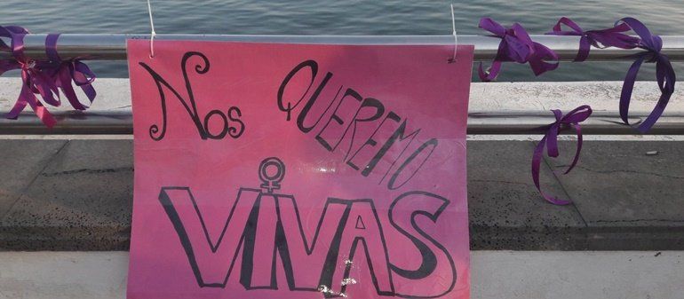 Pancartas y lazos violetas en Arrecife por las víctimas mortales de violencia machista 