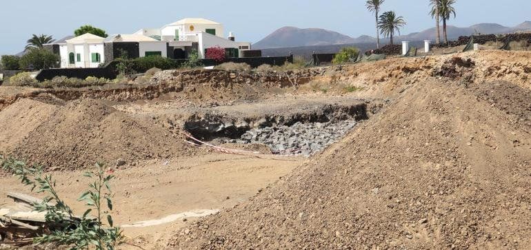 Precintada otra obra ilegal de Rosa, que realizó una enorme excavación con licencia para hacer un aljibe