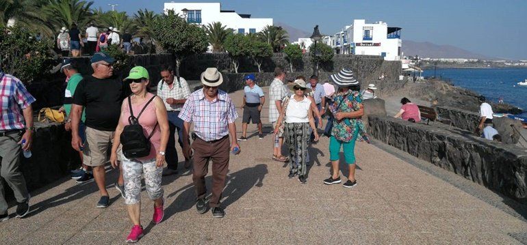 Un centenar de vecinos de Yaiza celebra el Día del Mayor