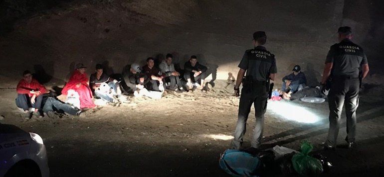 Arriban de madrugada dos pateras más a la isla, una de ellas además con ocho fardos de hachís