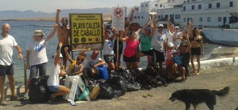 La Asociación Lanzarote Limpia denuncia que el norte de la isla está "recubierto de piche": "Es alarmante"