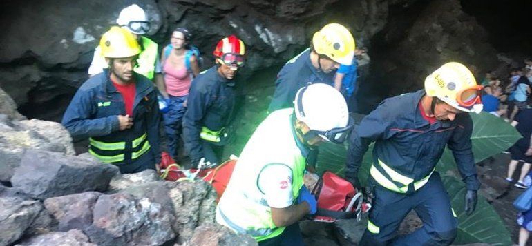 Los bomberos rescatan a una persona del interior de la Cueva de los Verdes
