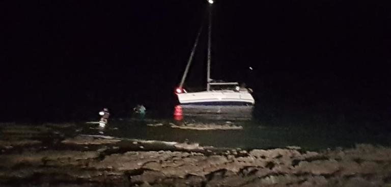 Emerlan rescata a los cuatro tripulantes de un velero que quedó encallado en La Graciosa