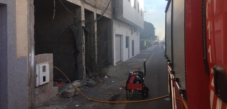 Los bomberos apagan el incendio de un local en Arrecife