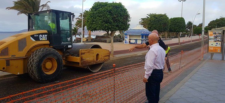 El reasfaltado de la Avenida de las Playas de Puerto del Carmen concluirá la próxima semana