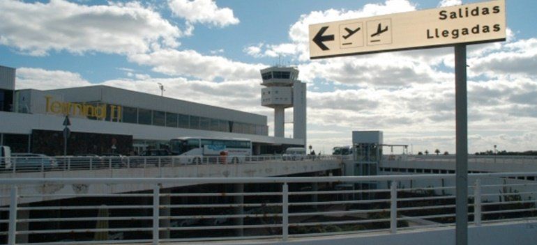 Detenido un joven en el aeropuerto tras tirar al suelo a su hijo de 16 meses en una pelea con su mujer