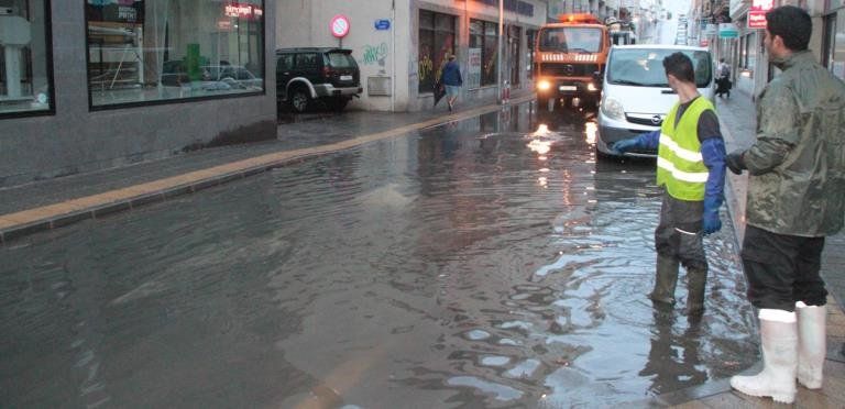 Rain leaves streets flooded in Arrecife and forces the closure of the Nazaret road to the Complex