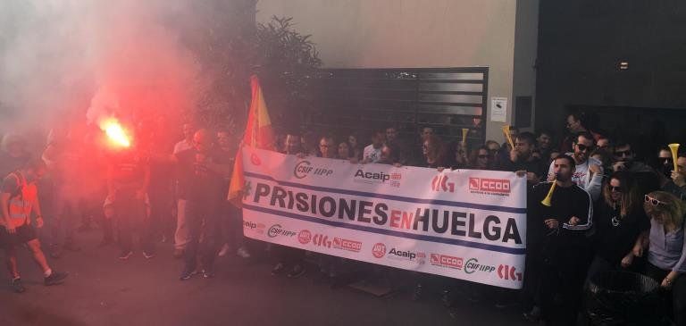 Funcionarios de la prisión de Tahíche bloquean la puerta del centro en el segundo día de huelga