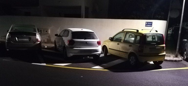 Un vecino de Playa Honda denuncia que "todos los días" hay vehículos mal aparcados "sin ser multados"