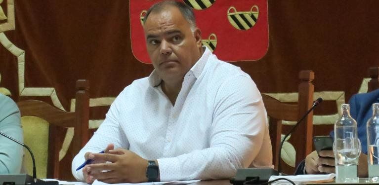 Manuel Cabrera se vuelve a desmarcar de San Ginés tras escuchar al secretario y vota junto a la oposición