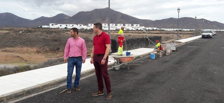 La promotora de la urbanización Castillo del Águila de Playa Blanca ejecuta obras de asfaltado y de aceras