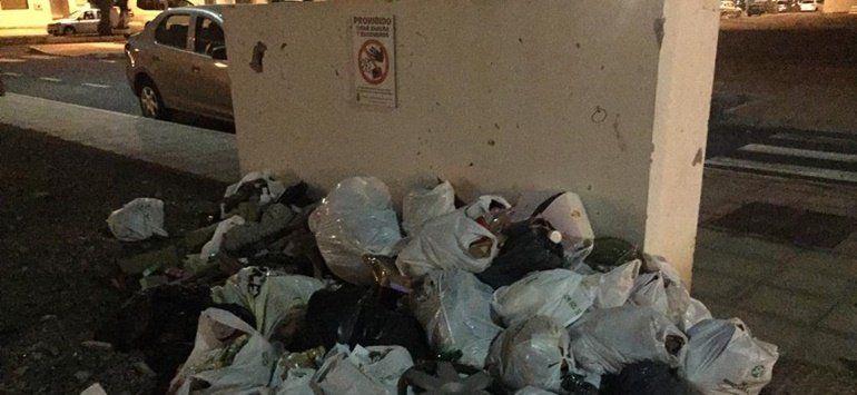 Un vecino de Argana Alta denuncia la falta de civismo de gente que tira la basura fuera del contenedor