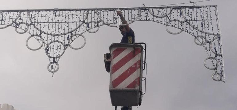 Arrecife comienza a instalar las primeras luces y adornos de Navidad