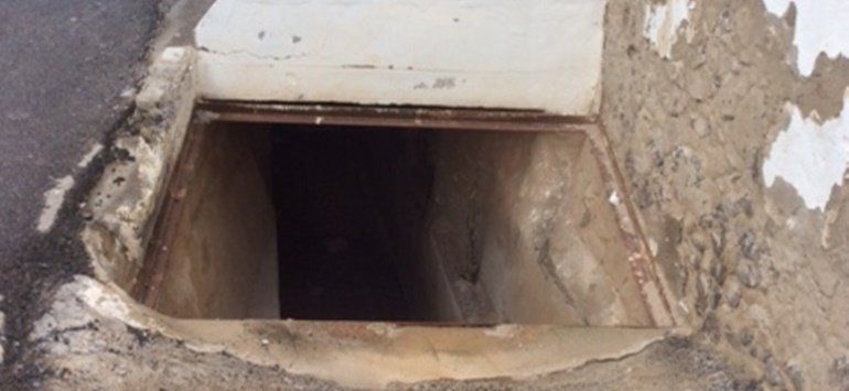 Una vecina de Haría denuncia que lleva "dos años y medio" intentando que arreglen una alcantarilla