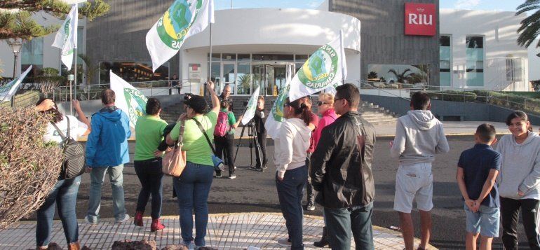 Pitada y pancartas frente al hotel que despidió a una trabajadora por llevarse un trozo de carne