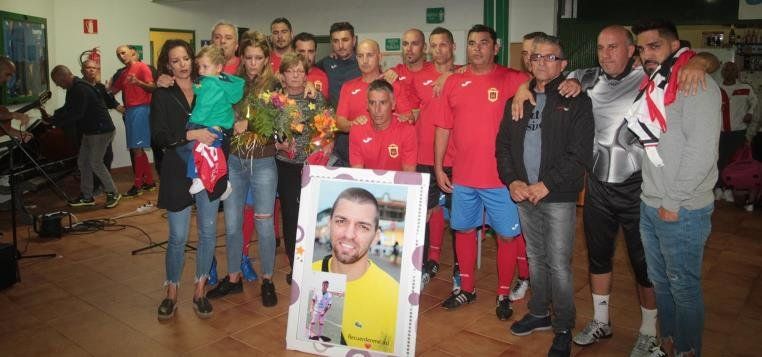 Emotivo reconocimiento de los veteranos de la UD Lanzarote a Maykel Padrón, fallecido recientemente