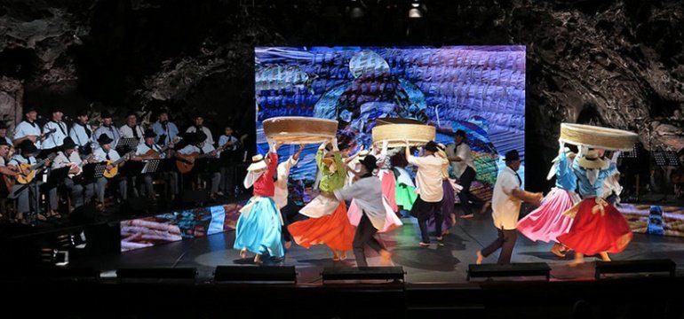El auditorio de Jameos acogió 'Isla Sonora', el nuevo espectáculo de Los Campesinos