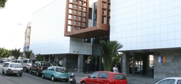 Condenados a una multa de 1.260 euros por ocupar un edificio de viviendas en construcción en Costa Teguise