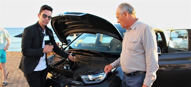 Pioneros en el uso de coches eléctricos en Playa Blanca compartieron con los vecinos su experiencia