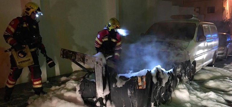 Los bomberos extinguen tres incendios en contenedores en Arrecife y Tahíche