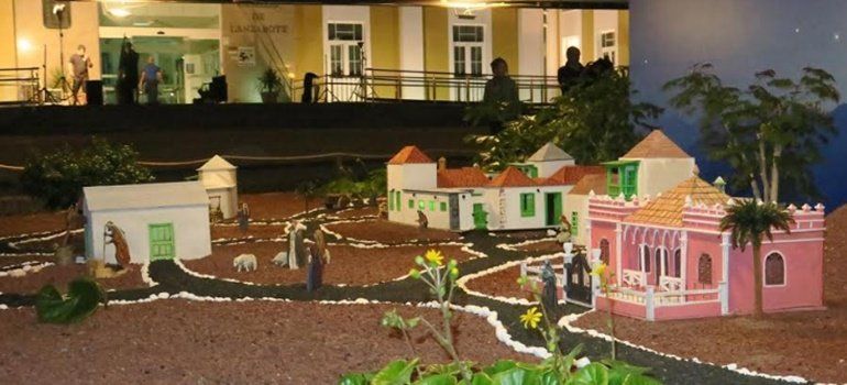 El Cabildo inaugura su Belén, coronado por un árbol navideño de 18 metros de altura