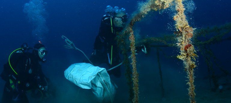 Una veintena de voluntarios retira más de 3.000 kilos de plásticos y escombros del litoral de Arrecife
