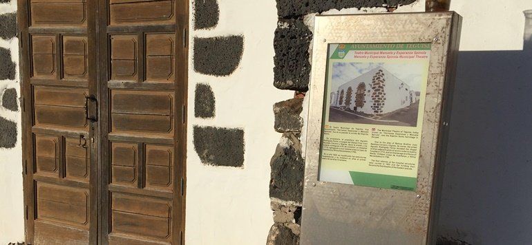 Somos tacha de barbaridad la colocación de 42 paneles en el casco histórico de Teguise