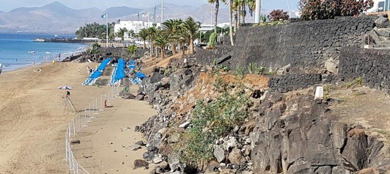 El PSOE acusa de "irresponsabilidad intolerable" a Tías por no rehabilitar la escollera de Playa Grande