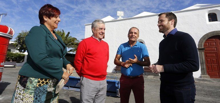 El relojero de la Puerta del Sol visita el reloj solar de Tinajo ante las 'Campanadas Canarias'