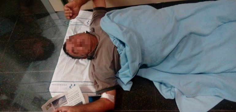 Protesta tirado en el suelo del Hospital Molina Orosa tras ser "echado a la calle": "No tienen camas"
