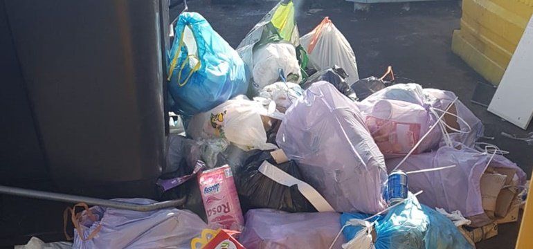 Una vecina de Valterra, "indignada" tras encontrarse un montón de basura tirada fuera de un contenedor