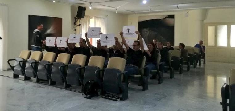 Trabajadores del Ayuntamiento de Arrecife acuden al pleno de luto para denunciar "incumplimientos"