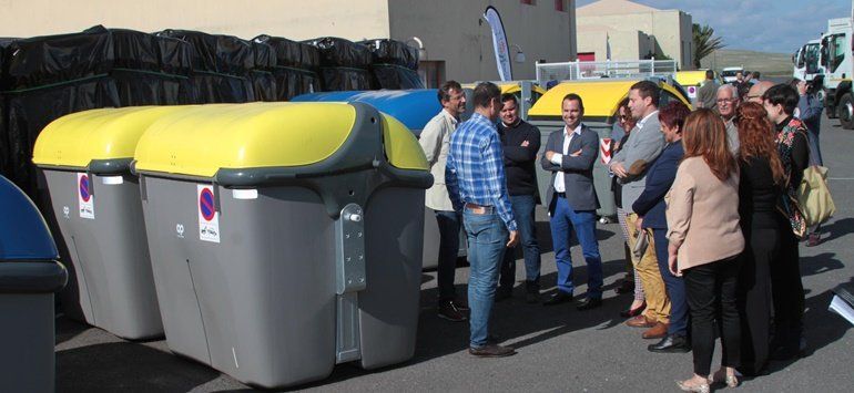 El Cabildo presenta los nuevos vehículos y contenedores de Urbaser para la recogida selectiva de residuos