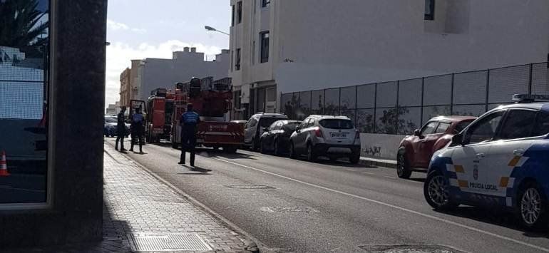 Los bomberos evacuan un edificio de la calle Gómez Ulla de Arrecife por un incendio